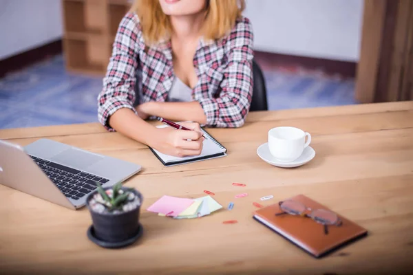 iş kadını office Not Defteri'nde bir şey yazma.