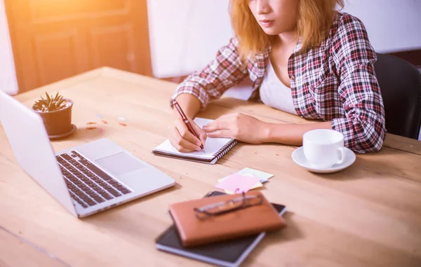 Femme Affaires Écriture Avec Stylo Dans Bloc Notes Sur Lieu — Photo