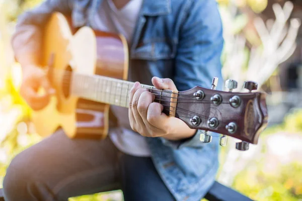 Молодий Хіпстер Грає Гітарі Щоб Розслабитися Відпустці Насолоджуватися Природним Свіжим — стокове фото