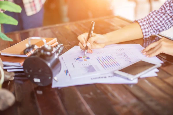 Business Team Som Arbetar Bärbar Dator Medan Sitter Kontoret Affärsmän — Stockfoto