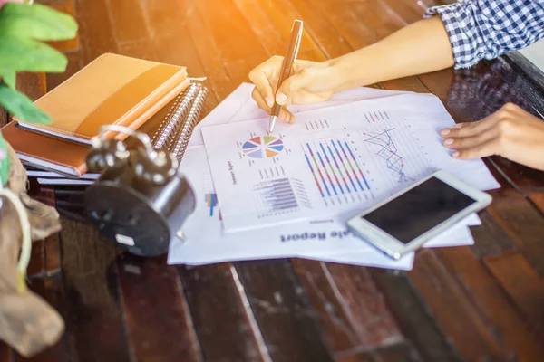 Business Team Som Arbetar Bärbar Dator Medan Sitter Kontoret Affärsmän — Stockfoto