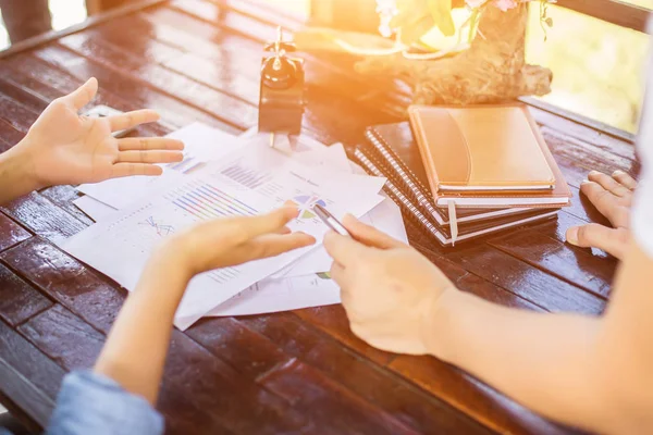 Business Team Som Arbetar Bärbar Dator Medan Sitter Kontoret Affärsmän — Stockfoto