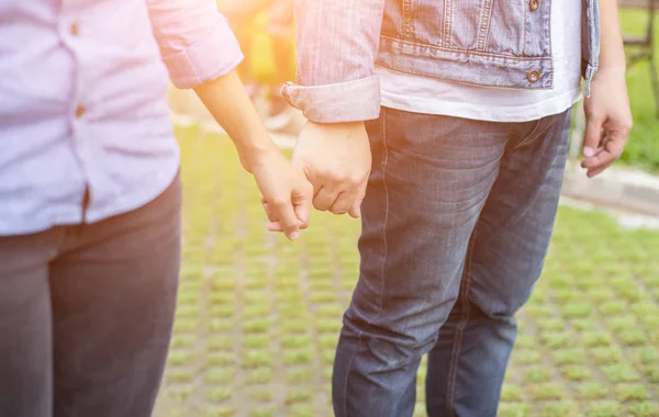 Una Joven Pareja Cogida Mano Naturaleza Amanecer — Foto de Stock