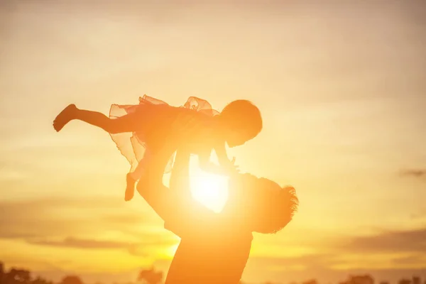 Father Took Baby Learn Walk Sunset — Stock Photo, Image