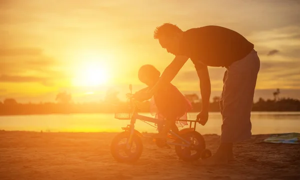 父亲带着孩子在日落时学会走路 — 图库照片