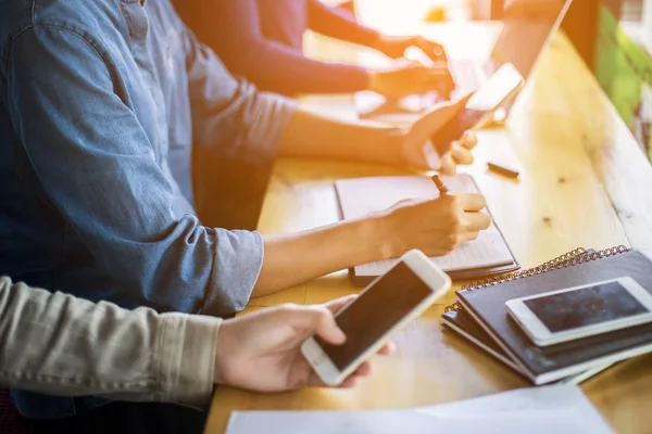 Equipo Negocios Trabajando Ordenador Portátil Mientras Está Sentado Oficina Gente —  Fotos de Stock