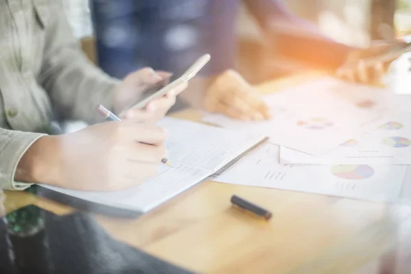 Business Team Som Arbetar Bärbar Dator Medan Sitter Kontoret Affärsmän — Stockfoto