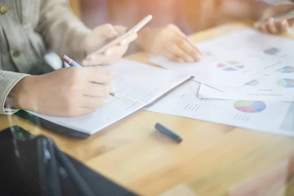 Business Team Som Arbetar Bärbar Dator Medan Sitter Kontoret Affärsmän — Stockfoto