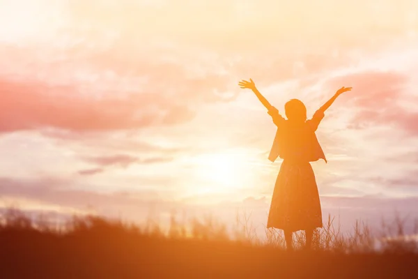 Silhouette Donna Che Prega Uno Sfondo Bellissimo Cielo — Foto Stock