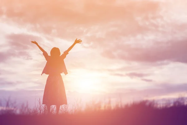 在美丽的天空背景下祈祷的女人的轮廓 — 图库照片