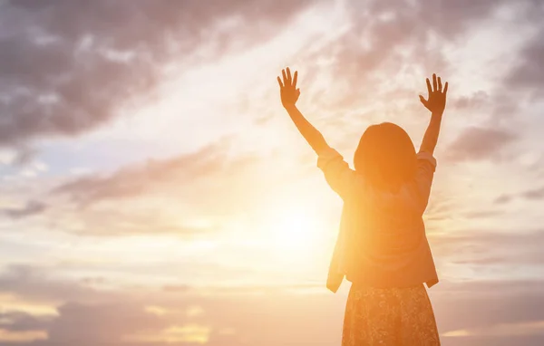 Silhouette Donna Che Prega Uno Sfondo Bellissimo Cielo — Foto Stock