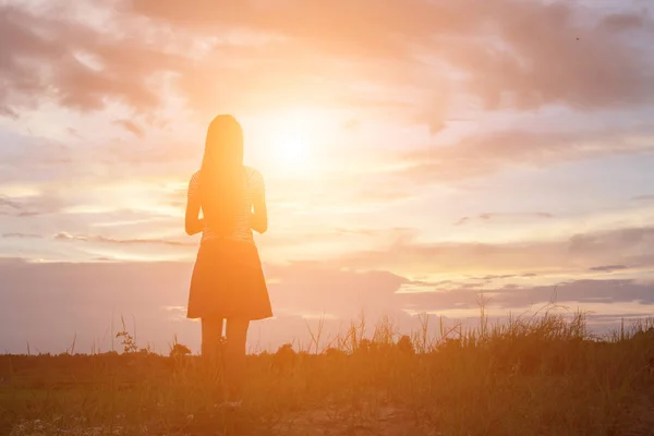 Silhouette Einer Betenden Frau Über Schönen Himmelshintergrund — Stockfoto