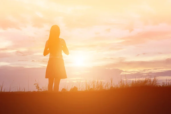 Silhouet Van Vrouw Bidden Prachtige Lucht Achtergrond — Stockfoto