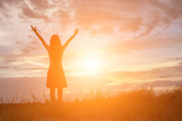 Silhouette Donna Che Prega Uno Sfondo Bellissimo Cielo — Foto Stock