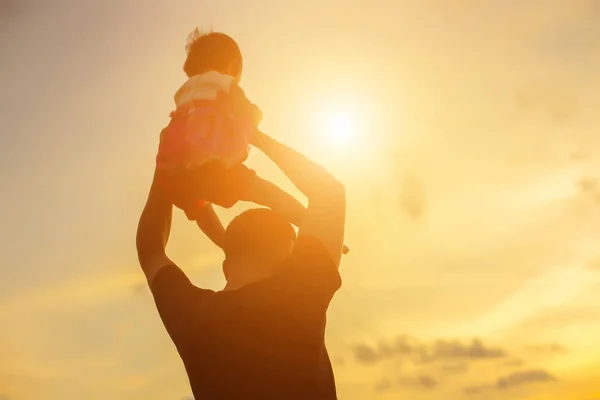 Father Took Baby Learn Walk Sunset — Stock Photo, Image