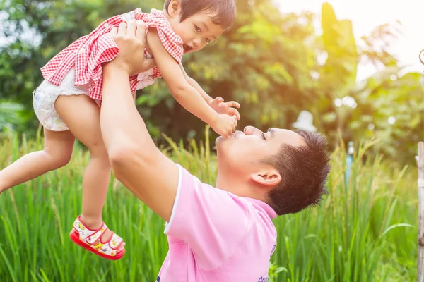 Sırtlama baba ve bebek