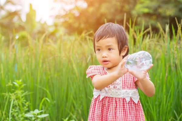 Indah Gadis Kecil Minum Air — Stok Foto