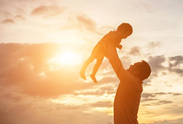 Father Took Baby Learn Walk Sunset — Stock Photo, Image