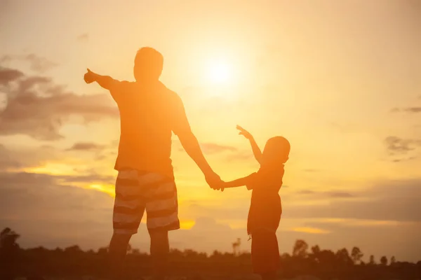 Happy Dad Throws Baby Sunset — Stock Photo, Image