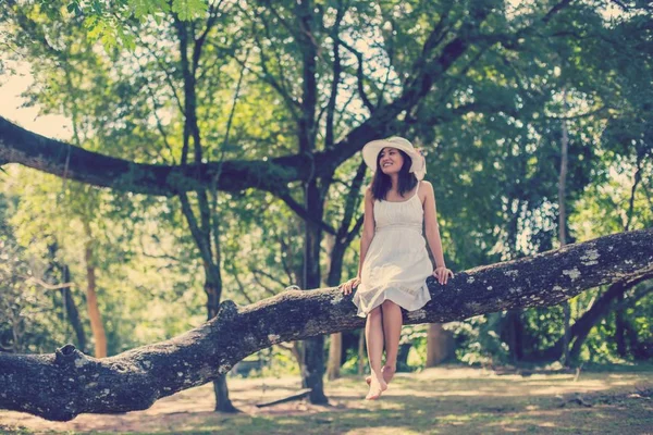 Giovane Ragazza Adolescente Seduta Albero — Foto Stock