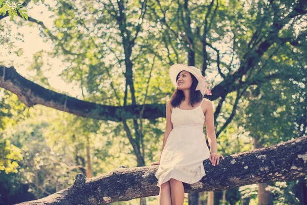 Giovane Ragazza Adolescente Seduta Albero — Foto Stock