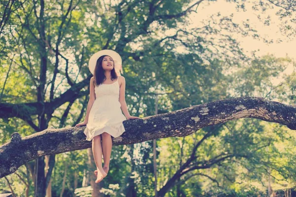 Giovane Ragazza Adolescente Seduta Albero — Foto Stock