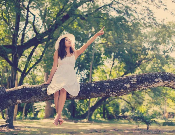 Giovane Ragazza Adolescente Seduta Albero — Foto Stock