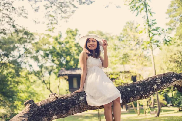 Młoda Nastolatka Dziewczyna Siedzi Drzewie — Zdjęcie stockowe