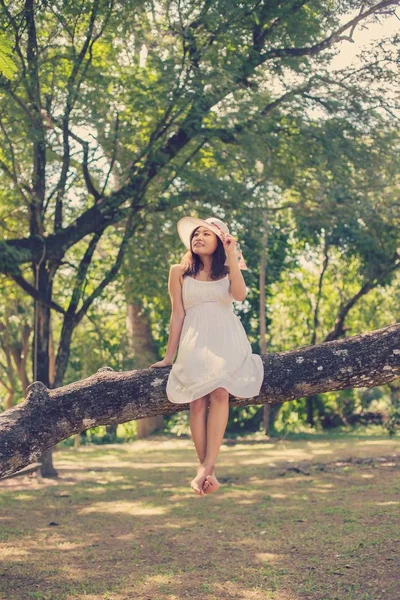 Νέοι Έφηβος Κορίτσι Που Κάθεται Στο Δέντρο — Φωτογραφία Αρχείου