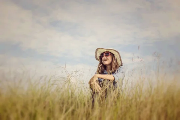 Ragazza Triste Seduta Sola Erba All Aperto Tristezza Solitudine — Foto Stock