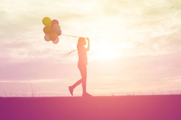 Silhouet Van Een Jonge Vrouw Met Kleurrijke Van Ballonnen Met — Stockfoto