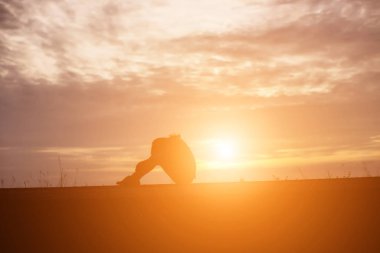 Üzgün ve depresif kadın yalnız oturuyor. 
