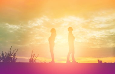 bir adam ve birlikte yürüyen birbirleri ile elele kadın silüeti.