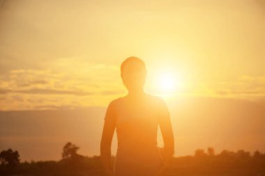 Genç kadın onun başarı, hayatta başarı kavramı için kaldırsın.