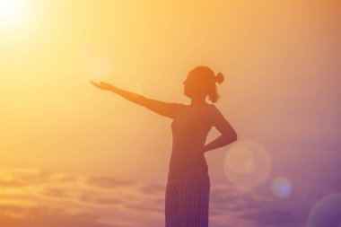 Genç kadın onun başarı, hayatta başarı kavramı için kaldırsın.