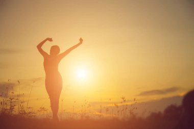 Genç kadın onun başarı, hayatta başarı kavramı için kaldırsın.