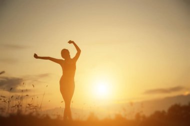 Genç kadın onun başarı, hayatta başarı kavramı için kaldırsın.