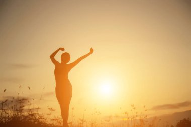 Genç kadın onun başarı, hayatta başarı kavramı için kaldırsın.