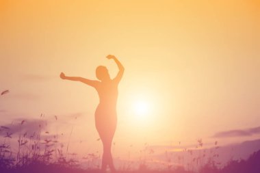 Genç kadın onun başarı, hayatta başarı kavramı için kaldırsın.