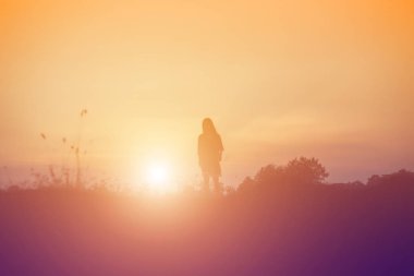 Genç kadın onun başarı, hayatta başarı kavramı için kaldırsın.