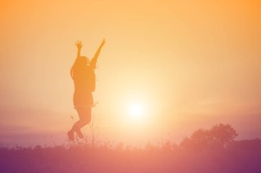 Genç kadın onun başarı, hayatta başarı kavramı için kaldırsın.