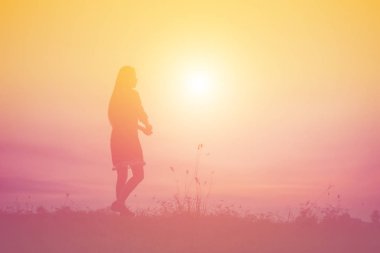 Genç kadın onun başarı, hayatta başarı kavramı için kaldırsın.