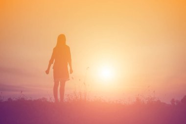 Genç kadın onun başarı, hayatta başarı kavramı için kaldırsın.