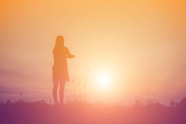 Genç kadın onun başarı, hayatta başarı kavramı için kaldırsın.