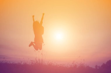 Genç kadın onun başarı, hayatta başarı kavramı için kaldırsın.