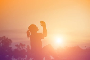 Üzgün ve depresif kadın yalnız oturuyor. 