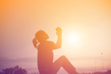 Üzgün ve depresif kadın yalnız oturuyor. 