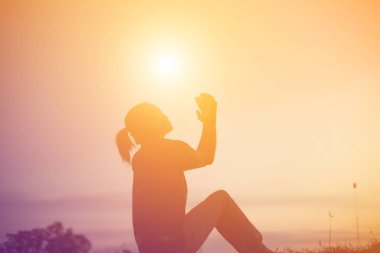 Üzgün ve depresif kadın yalnız oturuyor. 