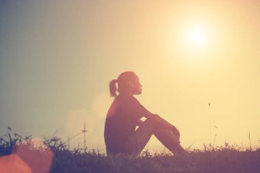 Üzgün ve depresif kadın yalnız oturuyor. 