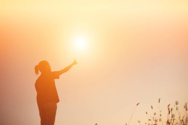 Genç kadın onun başarı, hayatta başarı kavramı için kaldırsın.